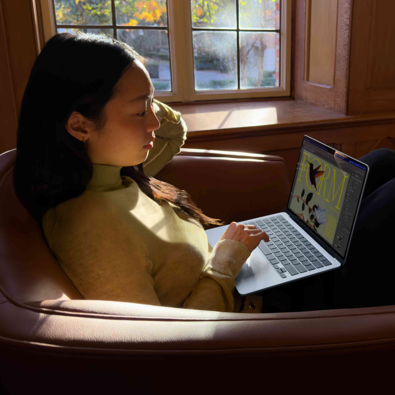 На фото изображено Apple MacBook Air 15" (M5, 10C / 10C, 2026) 16 ГБ, 1 ТБ SSD, Сияющая звезда