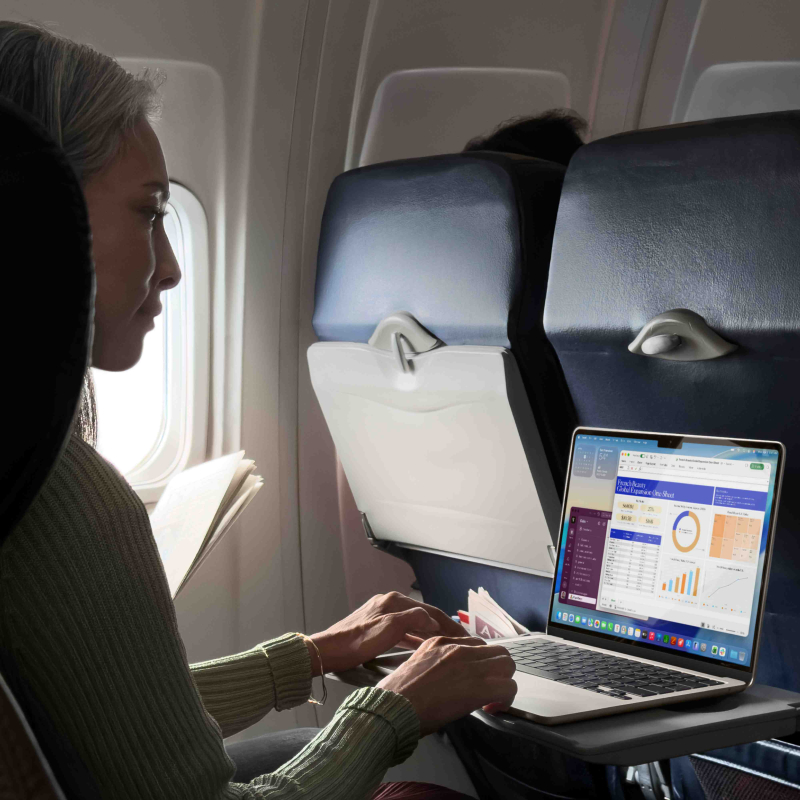 На фото изображено Apple MacBook Air 13" (M5, 10C / 8C, 2026) 16 ГБ, 512 ГБ SSD, Небесно-голубой