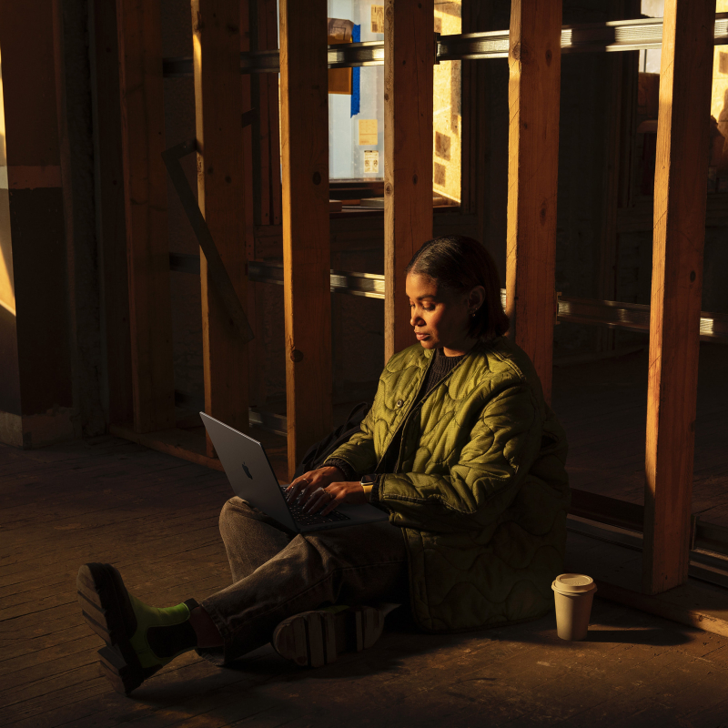 На фото изображено Apple MacBook Pro 16" (M5 Max, 18C / 32C, 2026) 36 ГБ, 1 ТБ SSD, чёрный космос